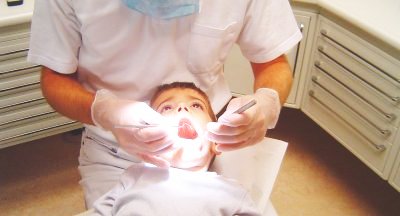 Zahnarzt mit Kind